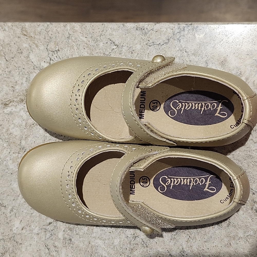 Girls Gold dress shoe